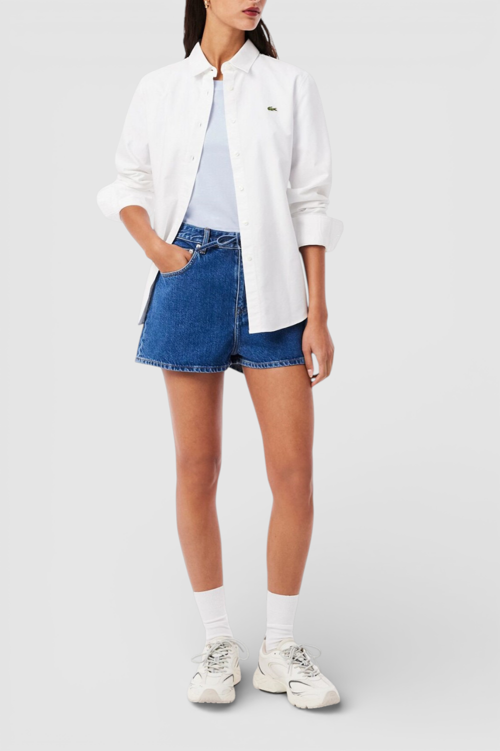 תמונת כל הלוק של חולצת טי